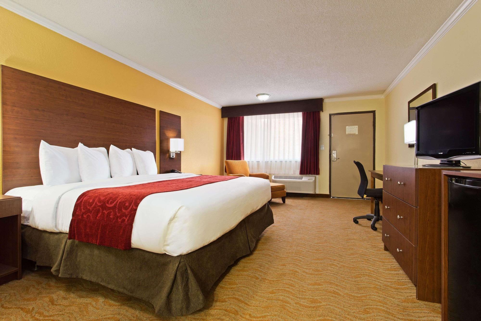 Ramada By Wyndham Tampa Westshore Airport South Exterior photo